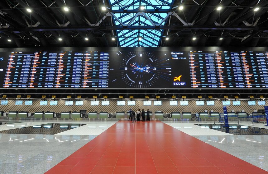 Комплекс оснащен 84 стойками регистрации и 160 кабинами для паспортного контроля. Также он соединен с двумя крытыми пешеходными галереями и пятиуровневым паркингом на 2,5 тысячи машино-мест. Интерьер выполнен в стиле русского искусства и современных технологий. А первый самолет в новый терминал прибыл из Хельсинки.