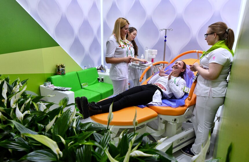 На интерактивной выставке можно увидеть макеты готовящихся к открытию объектов здравоохранения, посмотреть, как изменятся московские поликлиники по новому стандарту. Плюс все желающие могут пройти осмотр ЛОР-органов, сдать кровь на уровень гемоглобина, группу крови и резус-фактор, получить консультации специалистов. Кроме того, в рамках ассамблеи вручили награды за лучшие проекты в сфере здравоохранения.