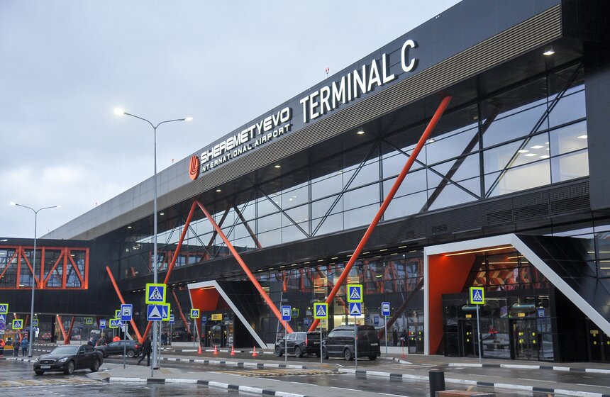 17 января в аэропорту Шереметьево открылся новый терминал. Он вошел в состав Северного терминального комплекса и предназначен для обслуживания пассажиров международных воздушных линий. Площадь терминала С – более 127 тысяч квадратных метров, пропускная способность составит около 20 миллионов пассажиров в год.