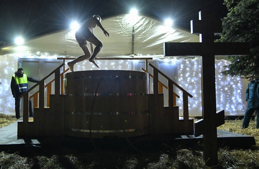 Из-за теплой погоды в этом году в округа были направлены рекомендации по обустройству мест купаний вблизи береговой линии, исключающие выход на лед