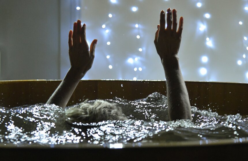 Недалеко от купели для горожан оборудовали павильон с горячим чаем