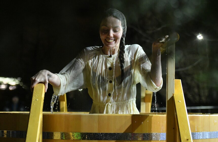 По всему городу установлены как искусственные купели, расположенные у храмов и в парках, так и специальные места на водоемах