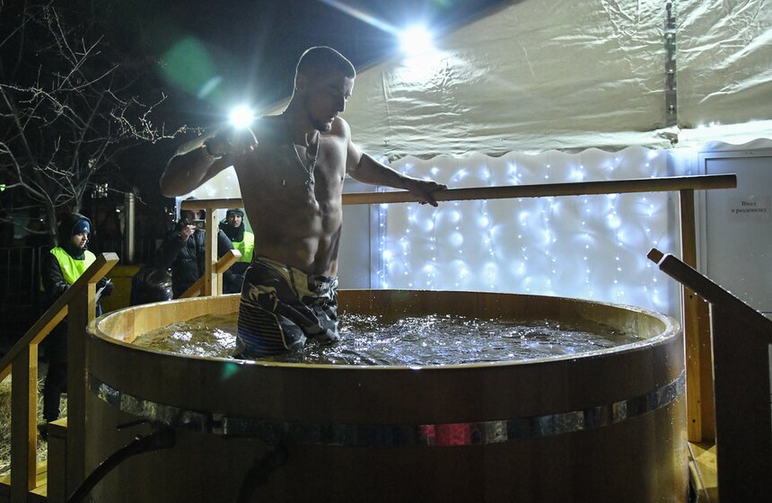 Подход к купели был с противоскользящим покрытием