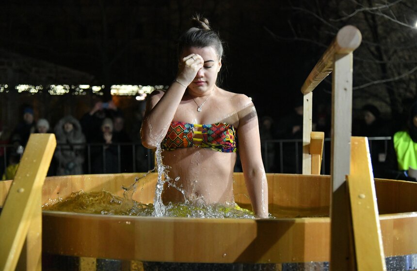 Ежегодно на Крещенские купания собираются тысячи людей, а в этом году одной из площадок для купаний стала купель в Саду имени Баумана