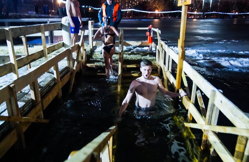 Купель оборудована для удобства горожан – по левую сторону человек заходит и по правую сторону выходит