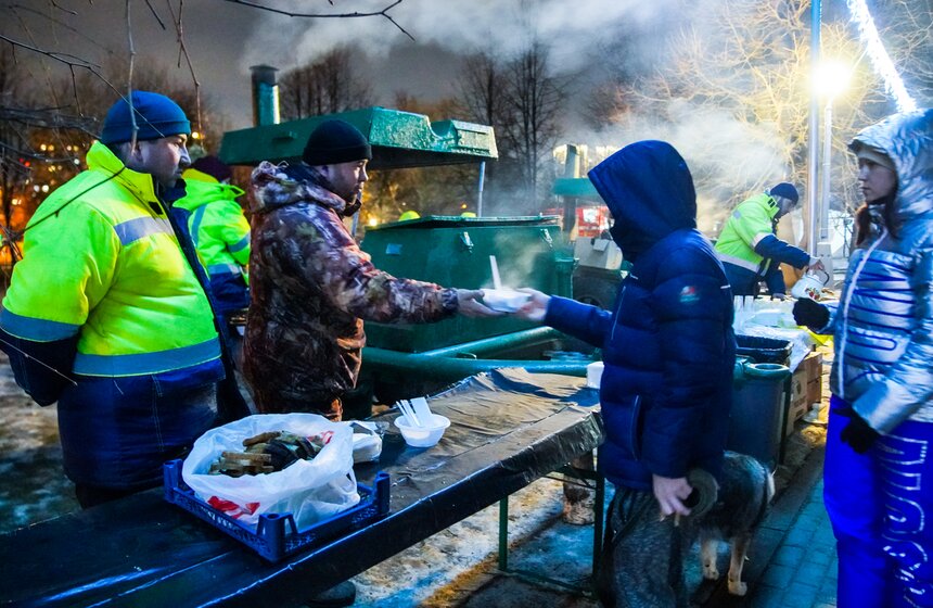 Рядом с купелью горожане могли подкрепиться едой и горячим чаем