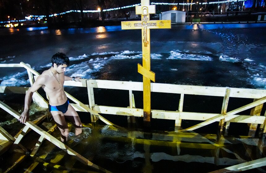Синоптики не прогнозировали в этом году крещенских морозов, верующие искупались в купели при температуре около ноля градусов