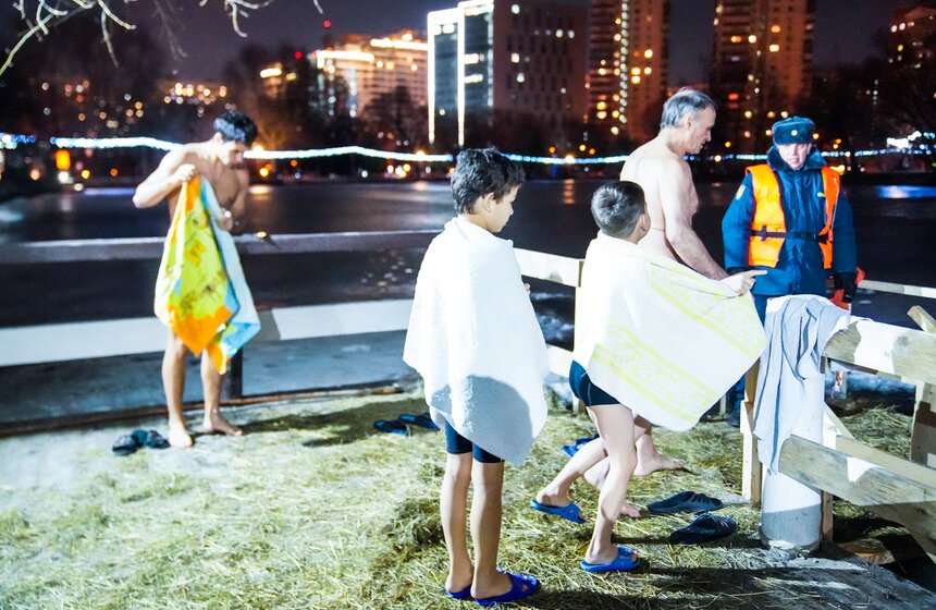 Специалисты советовали горожанам сразу после купания насухо вытереться полотенцем и надеть теплую одежду