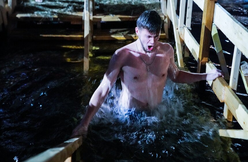 Во избежание столпотворения и для обеспечения безопасности желающих окунуться поделили на группы