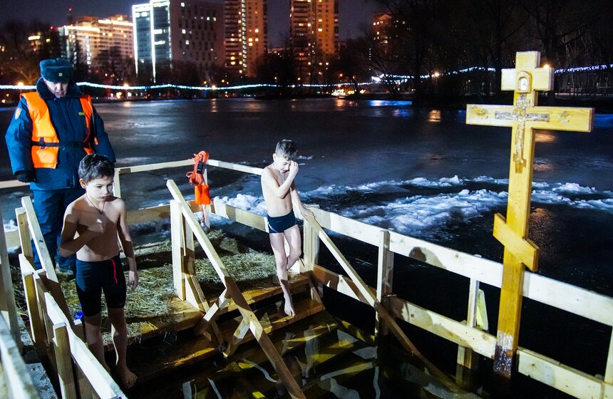 В купаниях принимали участие даже совсем юные горожане