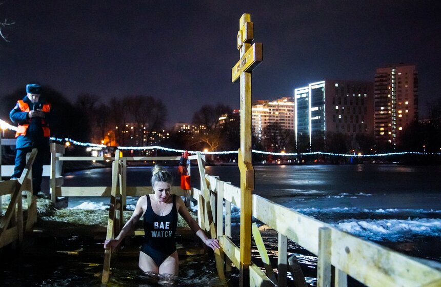 Возле купели постоянно дежурили спасатели, полицейские и бригады скорой помощи
