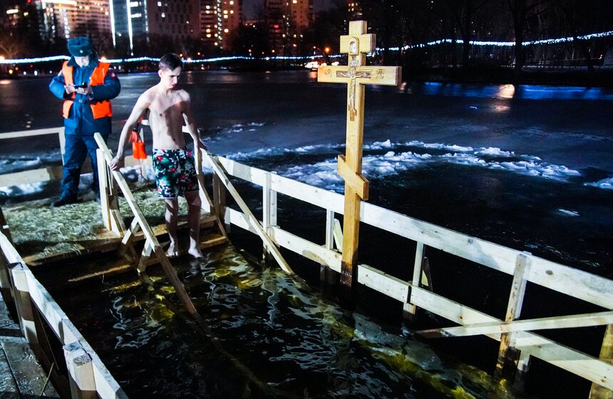 В этом году из-за погодных условий купель прикрепили к пирсу