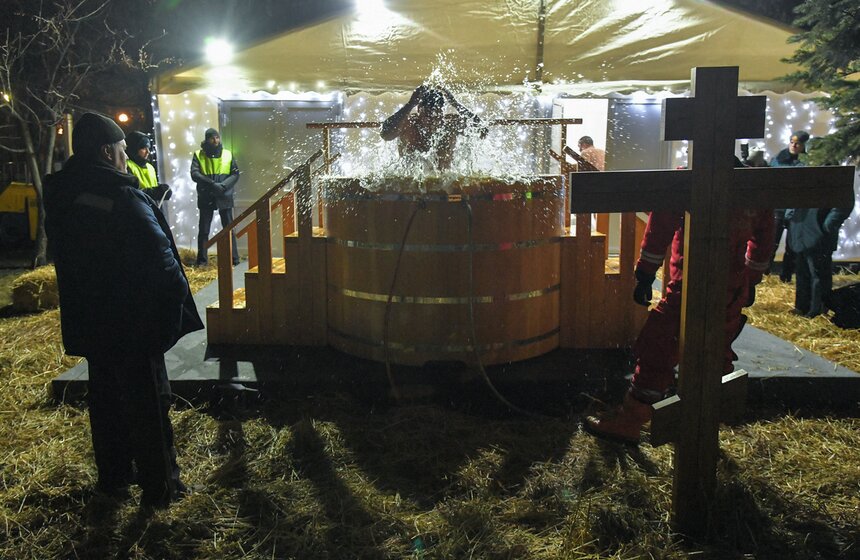 Возле купели постоянно дежурили спасатели, полицейские и бригады скорой помощи