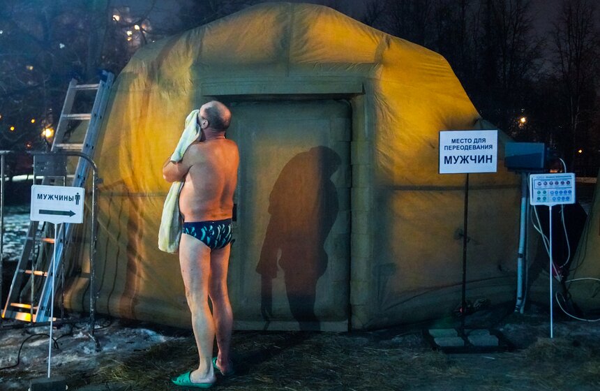 Также для удобства горожан на территории купаний организовали раздевалки