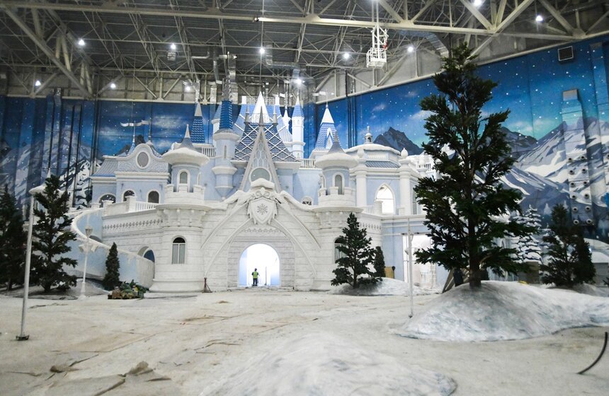 На территории тематического парка расположился замок Снежной королевы. Здесь можно прокатиться на аттракционе, а также познакомиться с Каем и Гердой