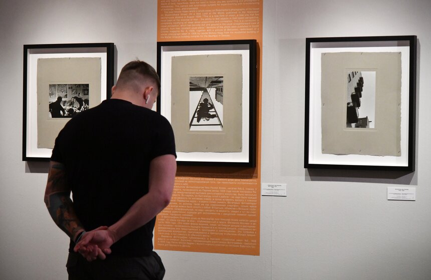 В экспозицию также входят архитектурные съемки и фоторепортажи. Среди них легендарные "Балконы" и "Пожарная лестница"