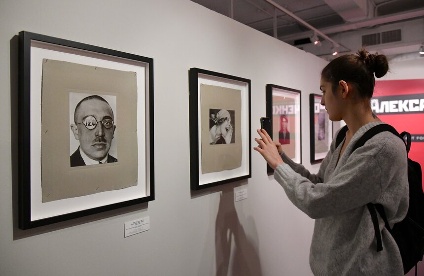 Среди работ узнаваем и портрет Лили Брик, который стал основой для плаката Ленгиза