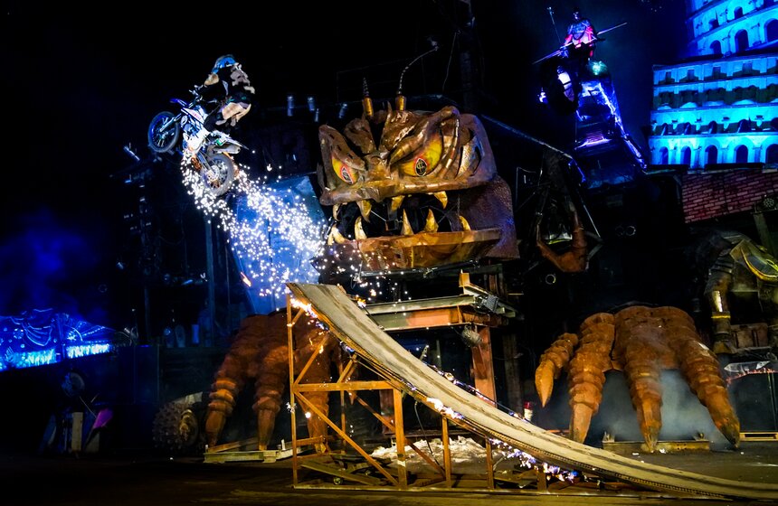 В столичном Байк-центре прошли новогодние елки 16 фото