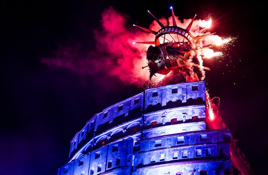 Зрители наблюдают яркое и захватывающее действие