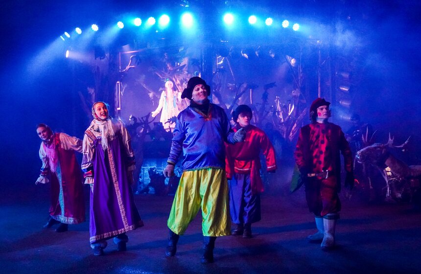 Действие имеет форму русской народной сказки, в которой по сюжету зло бросает вызов миру, а добрые силы дают злодеям отпор