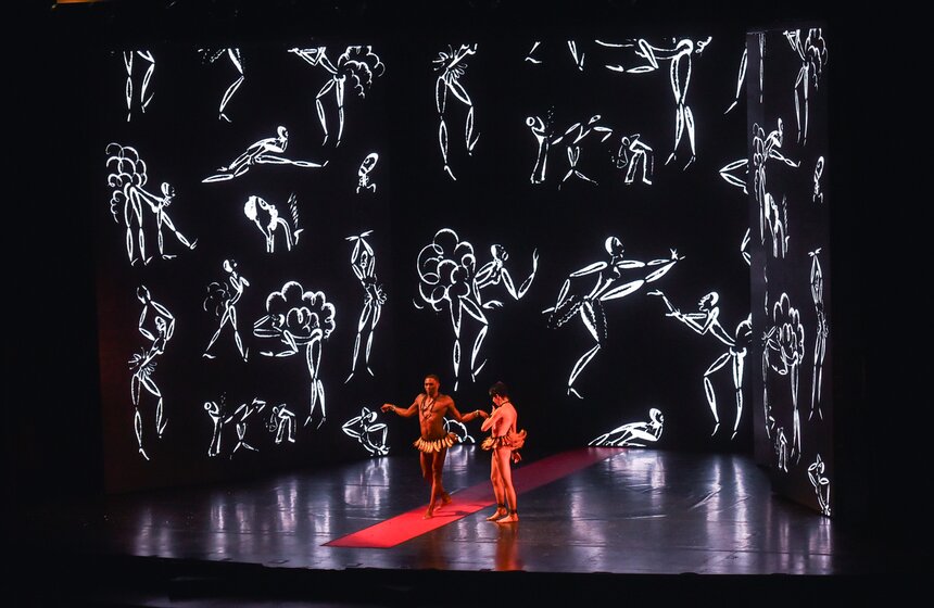 Специально для показа в России кутюрье добавил в шоу еще несколько моделей