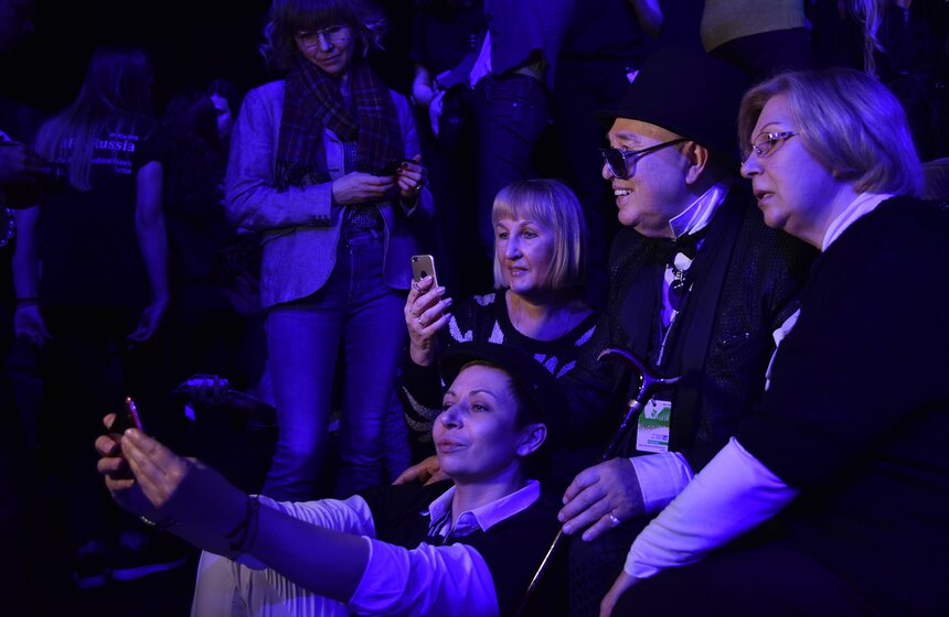 Дизайнер Слава Зайцев решил завершить работу над сезонными показами, но продолжить создавать специальные проекты