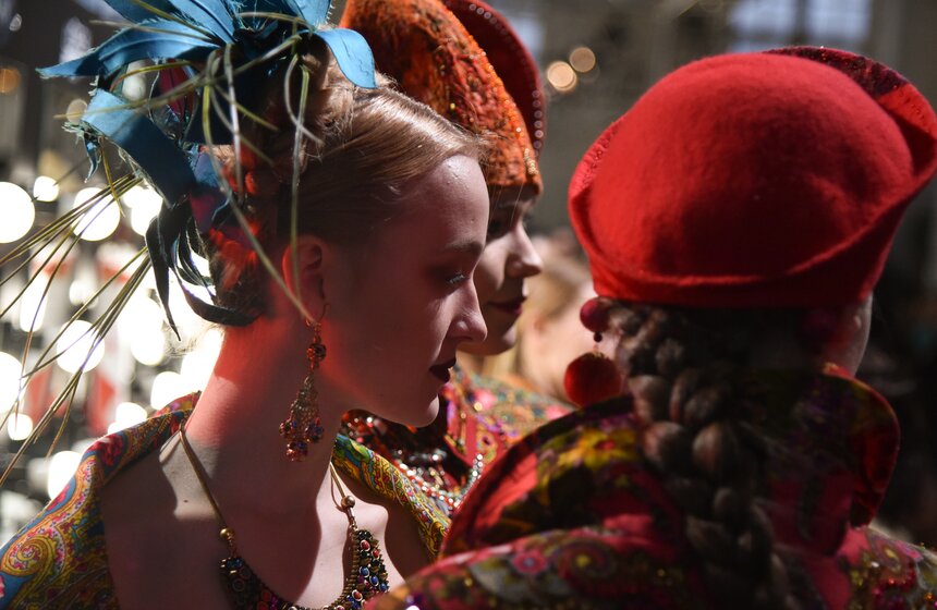 За происходящим на подиумах Mercedes-Benz Fashion Week Russia можно следить из любой точки мира