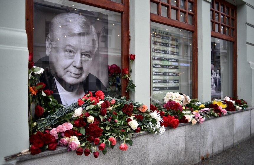 Кроме того, в "Табакерке" отменили спектакль "Женитьба"