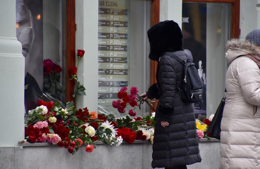 Позже стало известно, что артиста подключили к аппарату искусственной вентиляции легких