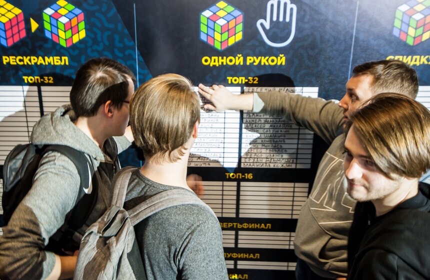 В рамках дисциплины "Одной рукой" участники должны собрать кубик Рубика, используя только одну руку