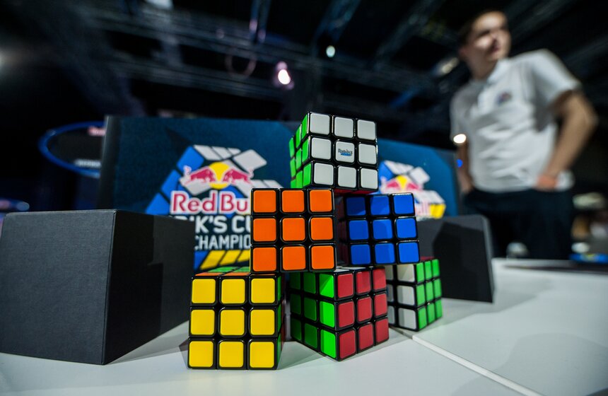 Кубик Рубика был изобретен в 1974-ом году венгерским профессором Эрно Рубиком