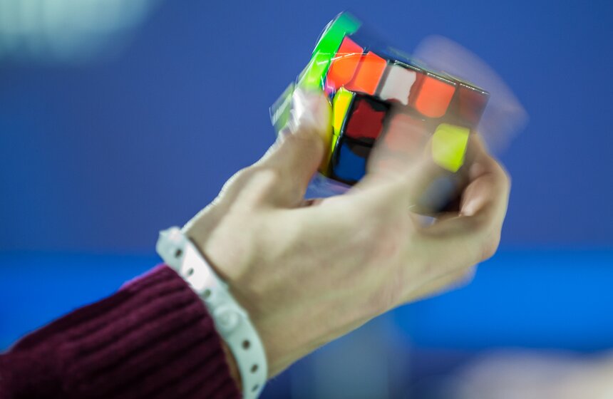 На сегодняшний день рекордсменом является спидкубер из Южной Кореи Сан-Бен Чо, собравший кубик за 4,59 секунды