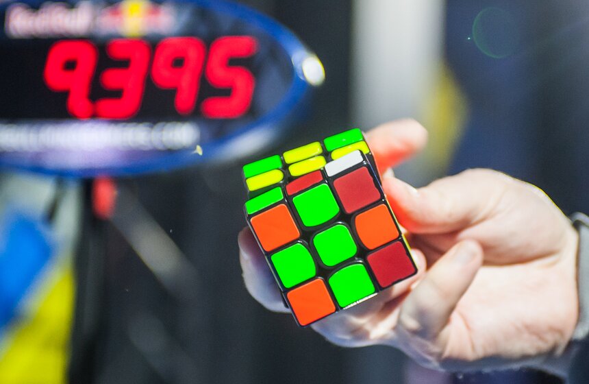 В 1982-ом году состоялся первый чемпионат мира по сборке кубика Рубика