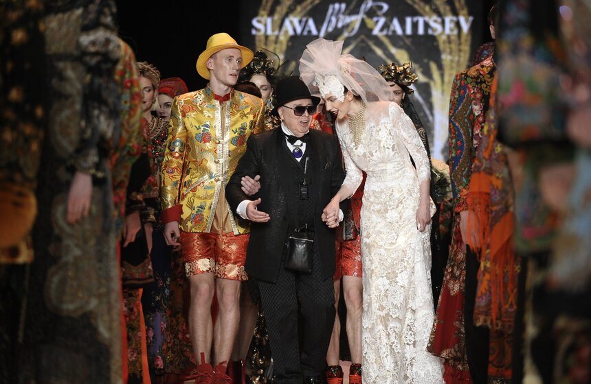 С 10 по 14 марта в ЦВЗ "Манеж" прошли показы более чем 100 российских и зарубежных дизайнеров в рамках Mercedes-Benz Fashion Week. Открыл мероприятие дизайнер Вячеслав Зайцев, для которого этот показ стал завершающим в карьере. Маэстро открыл неделю моды специальным ретроспективным показом в честь своего 80-летия. В этот раз он вдохновился народным творчеством, а также некоторыми стилистическими мотивами зарубежных эпох.