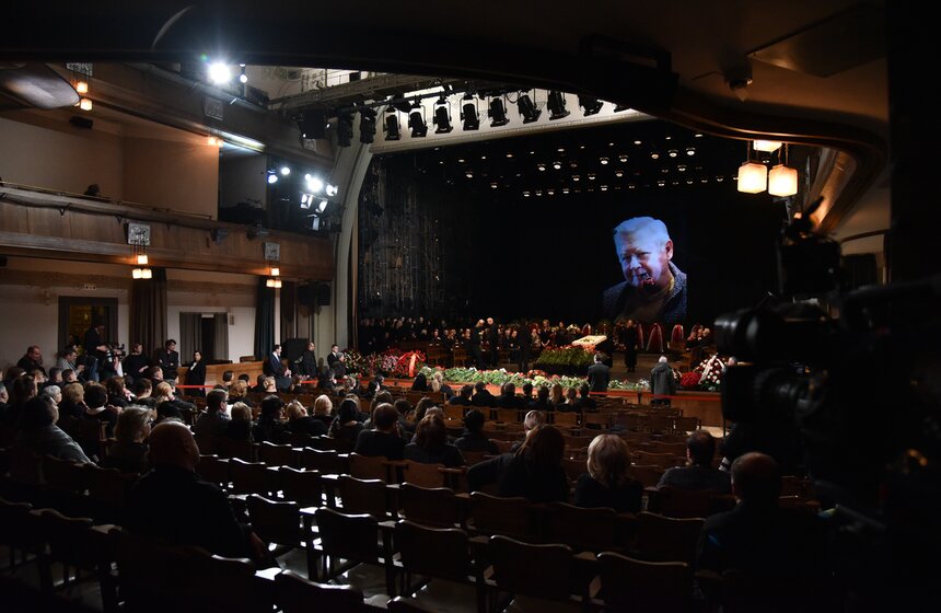 Проститься с великим актером, режиссером и педагогом пришли тысячи человек