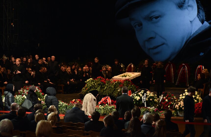 На большом экране появлялись цветные и черно-белые фотографии Олега Табакова