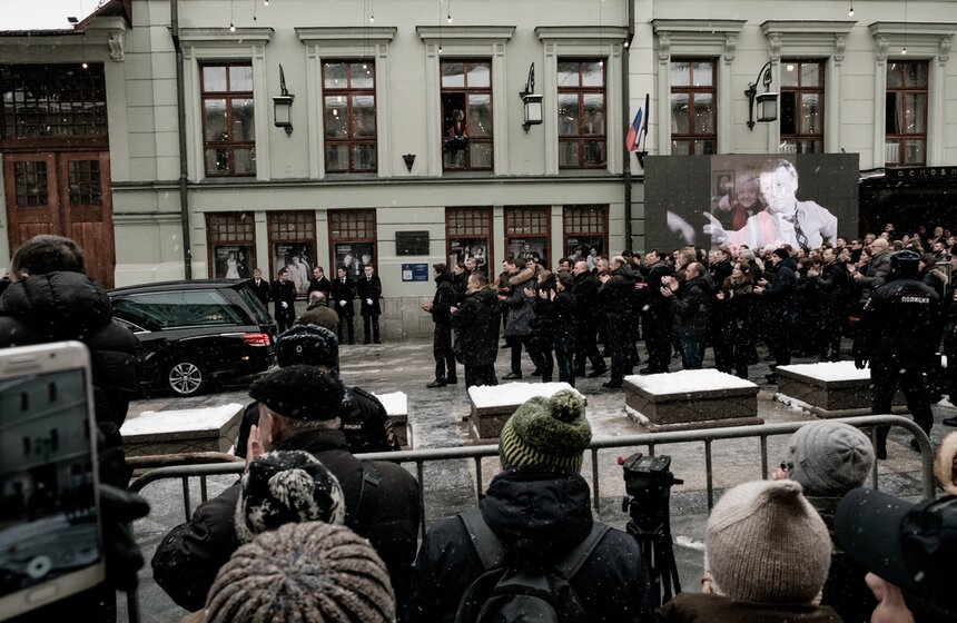 Первые люди начали подходить к театру еще до официального начала церемонии