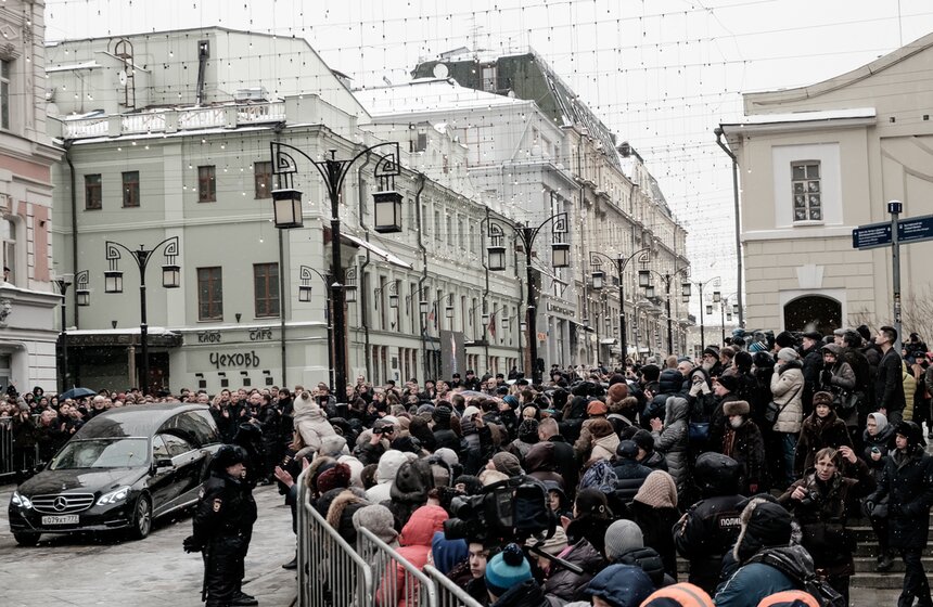 Огромная толпа людей стояла у входа театра