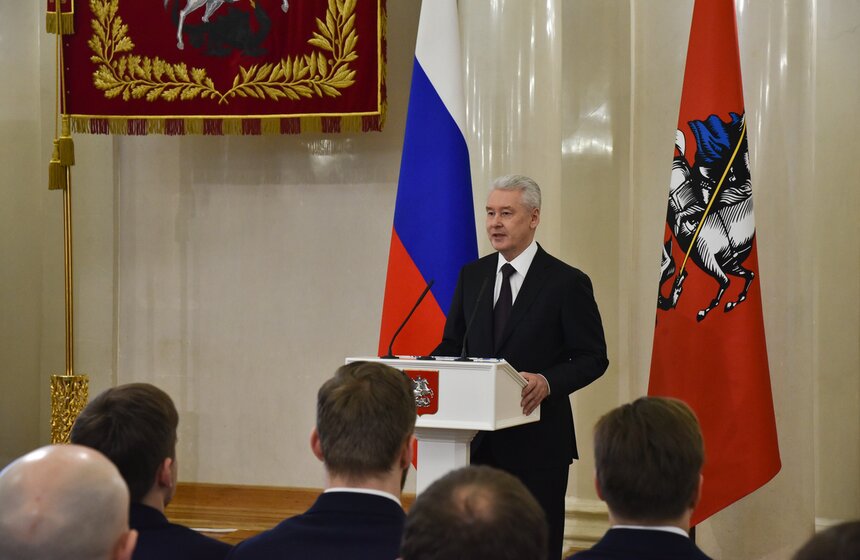 "Пришли тысячи поздравлений, мы отобрали лучшие из них, и сегодня я хочу вручить каждому эту книгу, где собраны самые теплые слова признательности и поздравления", − пояснил Сергей Собянин