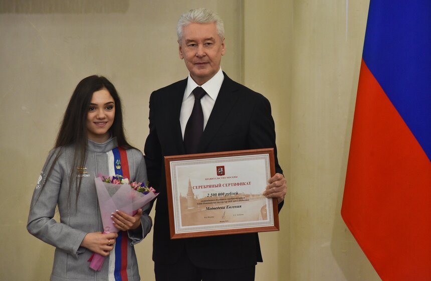 "Эти олимпийские игры выдались для нас непростыми, но мы чувствовали помощь нашего города, без которого мы бы не справились", − отметила обладательница серебряной медали, фигуристка Евгения Медведева