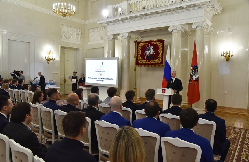 Кроме того, мэр вручил московским олимпийцам альбомы с поздравительными открытками, которые прислали на его персональный сайт горожане