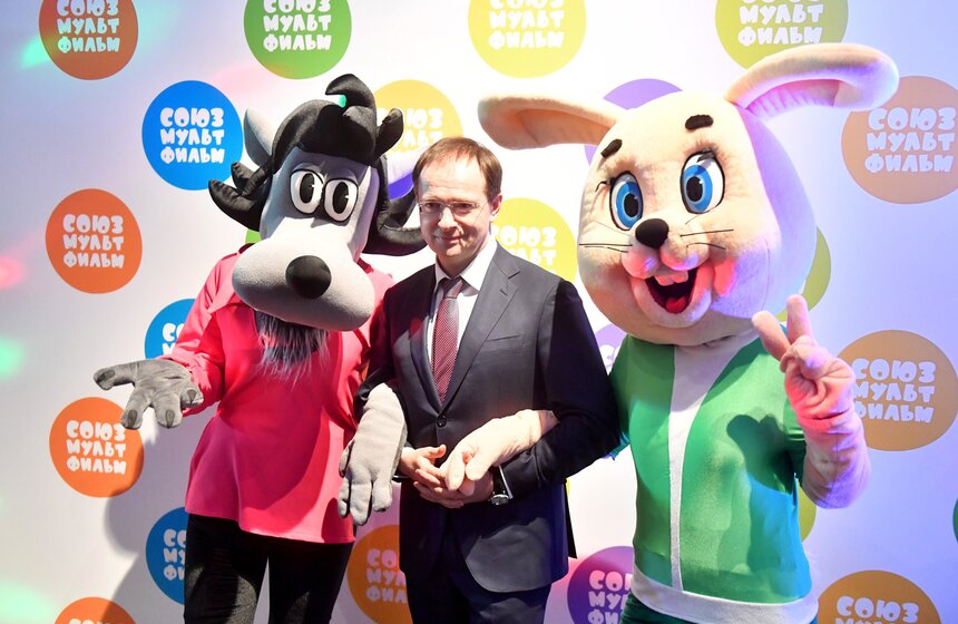 12 марта в Центре документального кино прошла презентация новых проектов "Союзмультфильма". Студия представила фрагменты свежих анимационных фильмов, которые готовятся к прокату. Одна из самых долгожданных премьер – продолжение "Простоквашина". Все серии будут посвящены памяти Олега Табакова, который создал любимый всем образ – кота Матроскина. Близка к завершению и работа над полнометражным фильмом "Гофманиада". Также "Союзмультфильм" впервые сделает трехмерный проект – мультсериал под названием "Наследнички". В технике 3D создается и анимационный фильм "Суворов". Помимо этого, в планах студии – в течение года отреставрировать и показать на большом экране старые советские мультфильмы.