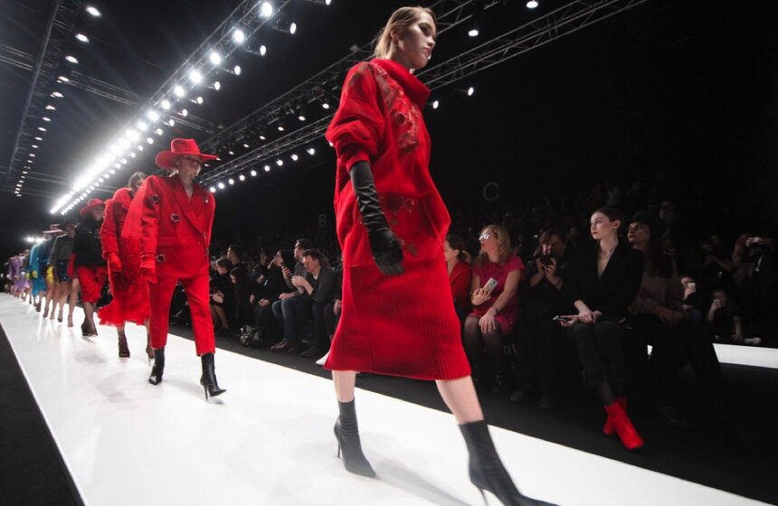 Александр Рогов представил гостям новую коллекцию, в которой дизайнер уместил все стили, направления, а также цветовые оттенки. На показе царило полное буйство воображения и красок: модели выходили на подиум в спортивных свитшотах, украшенных перьями и в женственных юбках с воланами. Также в коллекции присутствовали коктейльные платья из переливающегося велюра с широкими поясами того же материала, широкополые фетровые шляпы, объемные вязаные платья с открытым плечом и в качестве аксессуаров – короткие атласные перчатки всевозможных цветов. Основные цвета коллекции: голубой, фиолетовый, красный, желтый, розовый, лавандовый, серый.