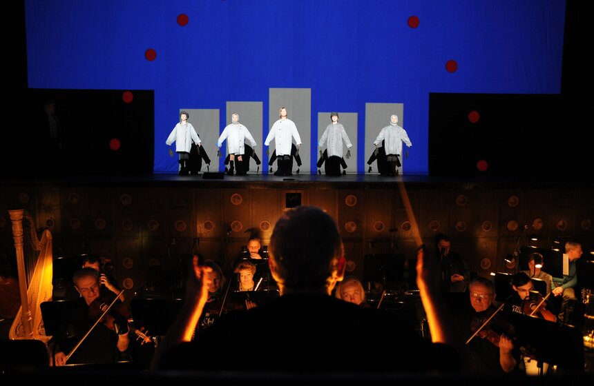 В Москве 12 марта показали воронежскую оперу “Родина электричества". Показ состоялся на сцене Московского академического Музыкального театра имени Станиславского и Немировича-Данченко в рамках 24-го фестиваля "Золотая Маска". Композитор Глеб Седельников написал музыку и либретто. В основу сюжета легли рассказы Андрея Платонова "О потухшей лампе Ильича", "Родина электричества", "Афродита" и "Сампо". В оперу также включены фрагменты из брошюры "Электрификация".