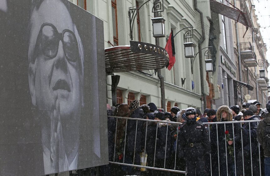 15 марта в МХТ имени Чехова состоялось прощание с народным артистом СССР Олегом Табаковым. Церемонию посетили несколько тысяч человек.