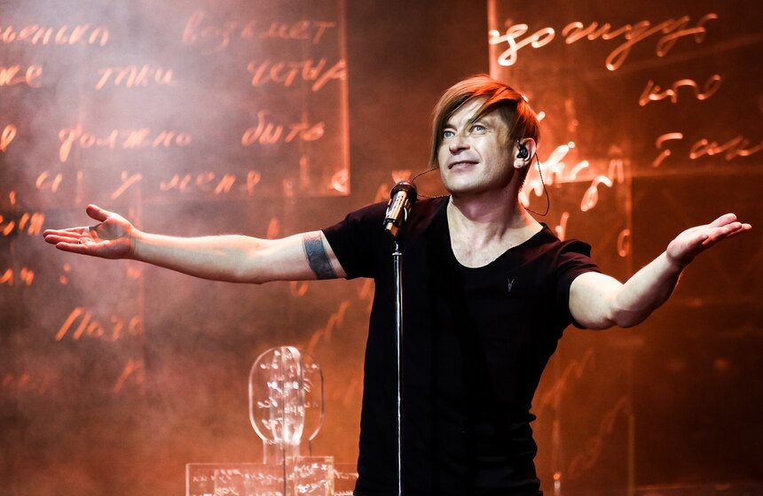 Лева Би-2 – ведущий вокал, акустическая гитара, перкуссия, дополнительная электрогитара