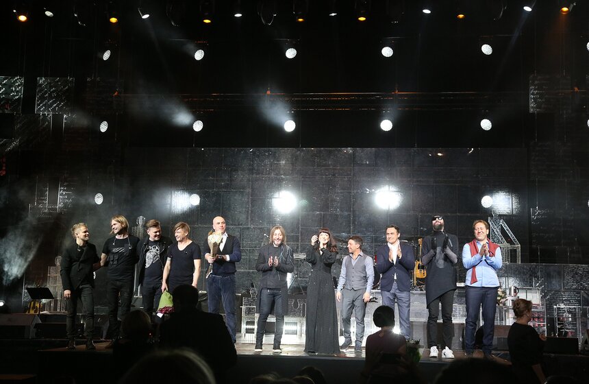 Финальный выход артистов после выступления зрители встретили стоя