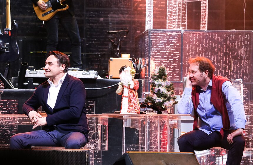 К концу спектакля это просто друзья, которые собрались попеть, послушать и поговорить