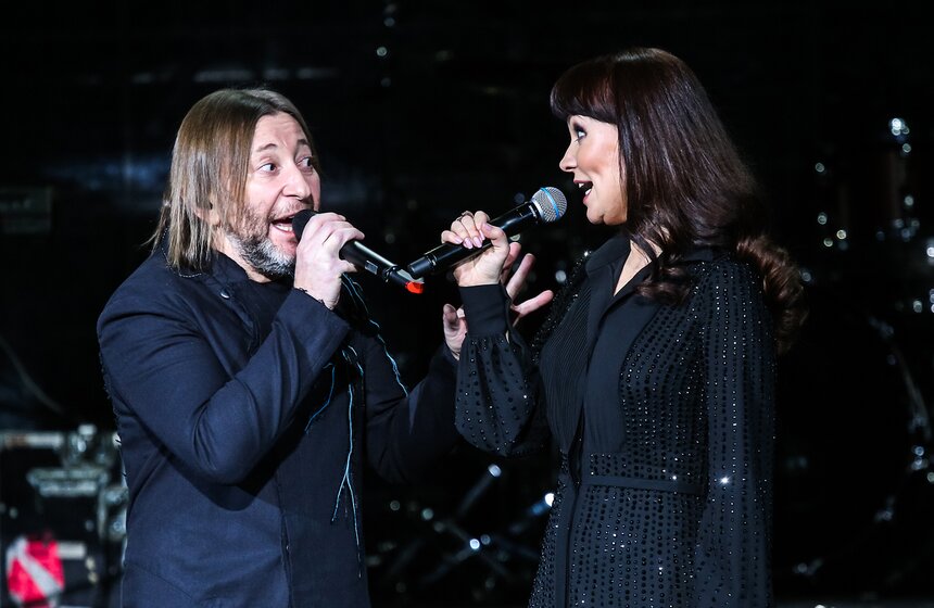 Шура из Би-2 и Нонна Гришаева подарили зрителям великолепное исполнение композиций "Мой рок-н-ролл" и "Падает снег"