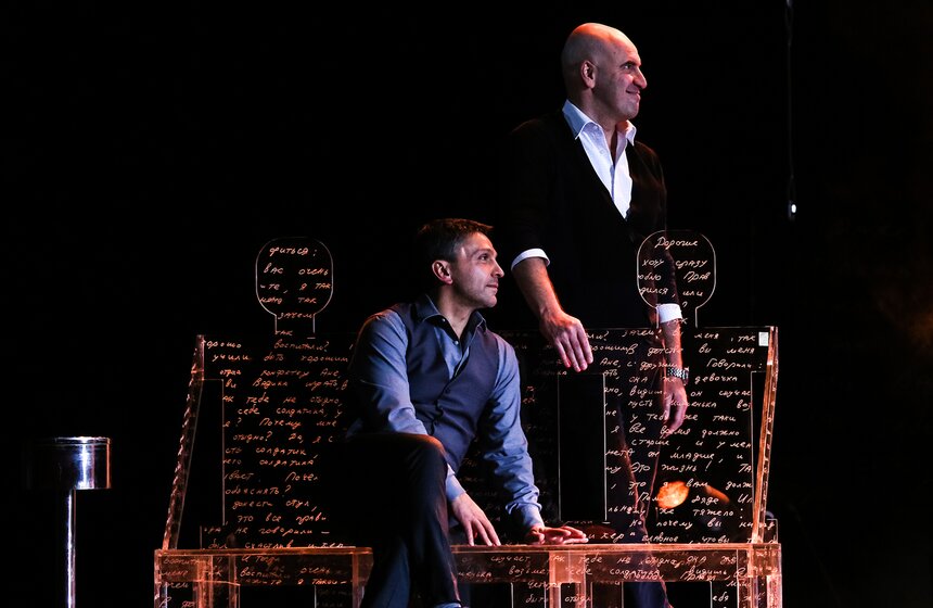 На сцене одновременно и смеялись, и грустили